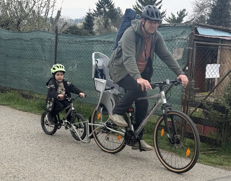 Jak na delší cyklovýlety s malými dětmi: kloubový mechanismus, tažná tyč nebo lano?