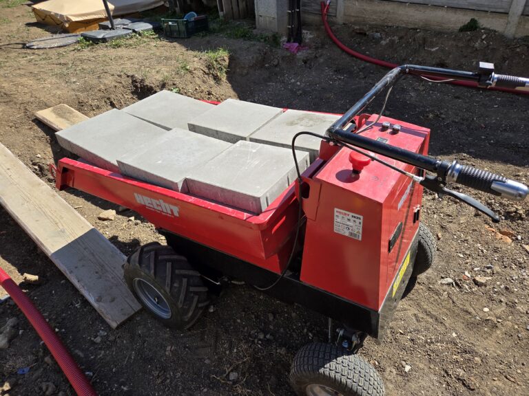 HECHT 2625: elektrický mini dumper, který mi kolem domu nahradil kolečko